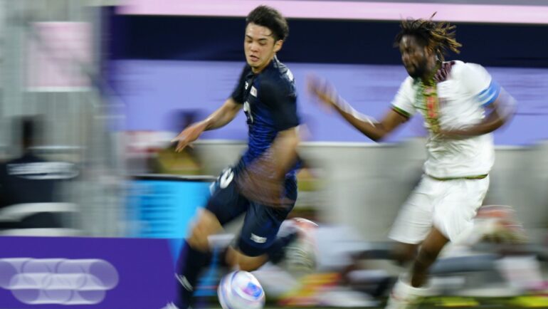 Tiền vệ Nhật Bản Koki Saito (số 10) đi bóng trong trận thắng Mali 1-0 ngày 27/7 trên sân Matmut Atlantique, Bordeaux. Ảnh: Kyodo