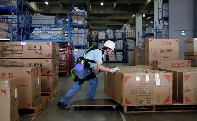 Công nhân tại một kho hàng ở Kawasaki (Nhật Bản). Ảnh: Reuters