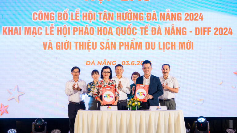 Đại diện bia Larue (bên phải) và đại diện Sở Du lịch thành phố Đà Nẵng (bên trái) ký kết biên bản ghi nhớ hợp tác mang tên Bia Larue đồng hành xúc tiến, phát triển du lịch địa phương qua Lễ hội Tận hưởng Đà Nẵng 2024 ngày 3/6. Ảnh: HVN