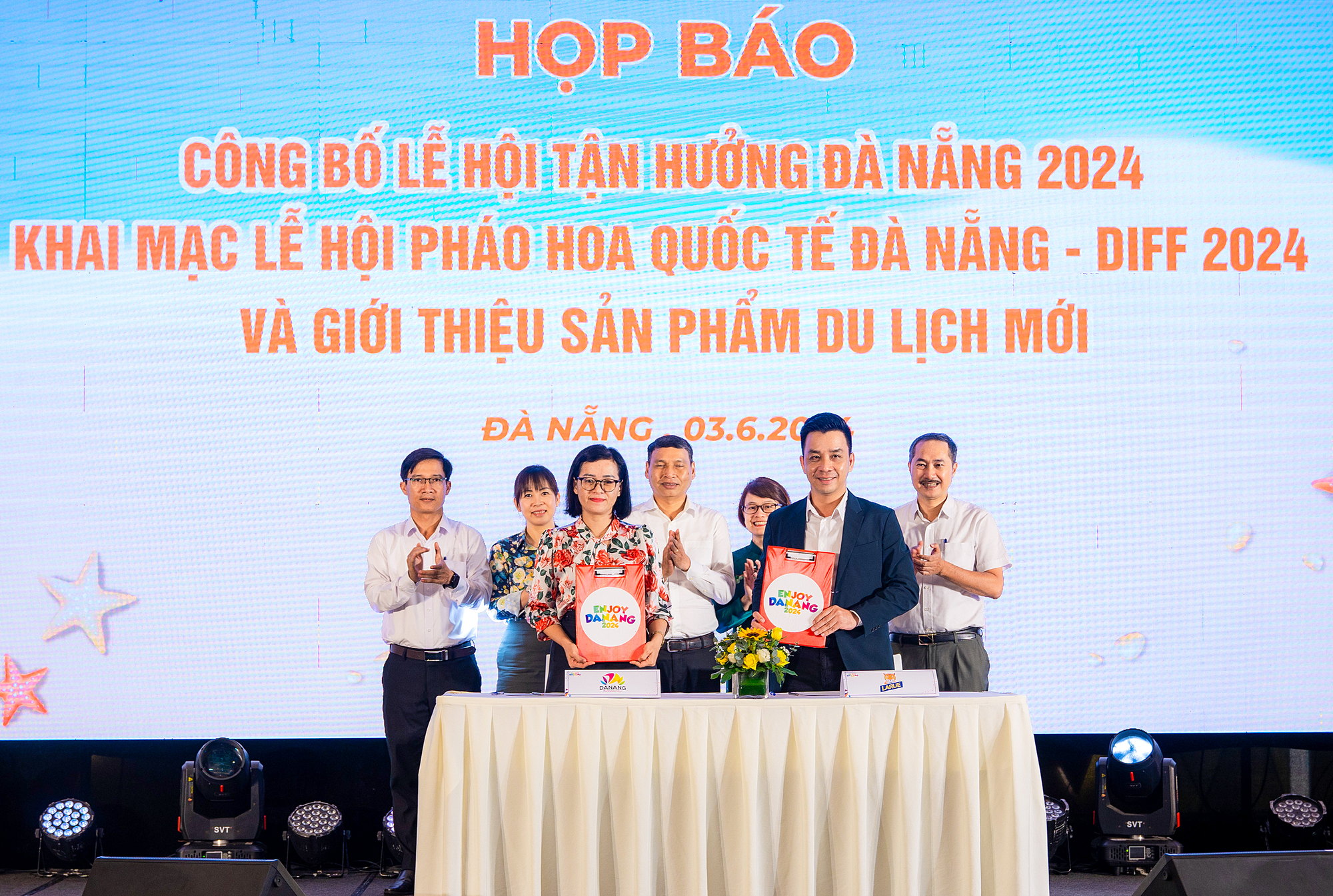 Đại diện bia Larue (bên phải) và đại diện Sở Du lịch thành phố Đà Nẵng (bên trái) ký kết biên bản ghi nhớ hợp tác mang tên Bia Larue đồng hành xúc tiến, phát triển du lịch địa phương qua Lễ hội Tận hưởng Đà Nẵng 2024 ngày 3/6. Ảnh: HVN