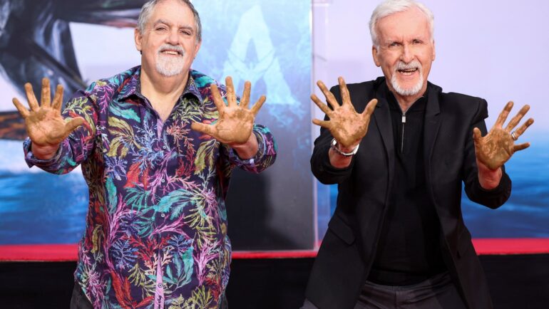 Nhà sản xuất Jon Landau (trái) và đạo diễn James Cameron tạo dáng sau khi in dấu tay tại sân trước của pạp chiếu phim TCL Chinese ở Los Angeles, ngày 12/1/2023 khi Avatar: The Way of Water đang phủ sóng toàn cầu. Ảnh: Reuters