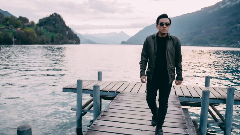 Lam Trường tạo dáng tại cây cầu từng xuất hiện trong phim Hạ cánh nơi anh. Ảnh: Nhân vật cung cấp