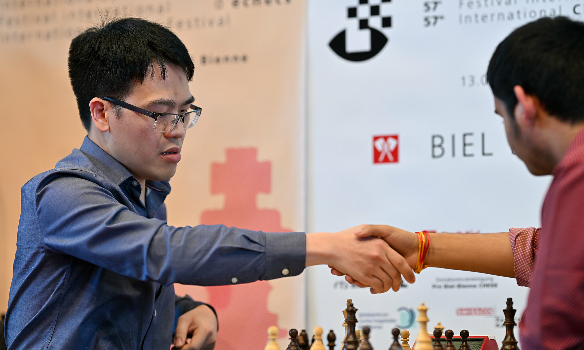 Lê Quang Liêm (trái) trong ván cờ chớp gặp Abhimanyu Mishra tại Trung tâm Hội nghị Biel, Thụy Sĩ ngày 21/7/2024. Ảnh: BCF
