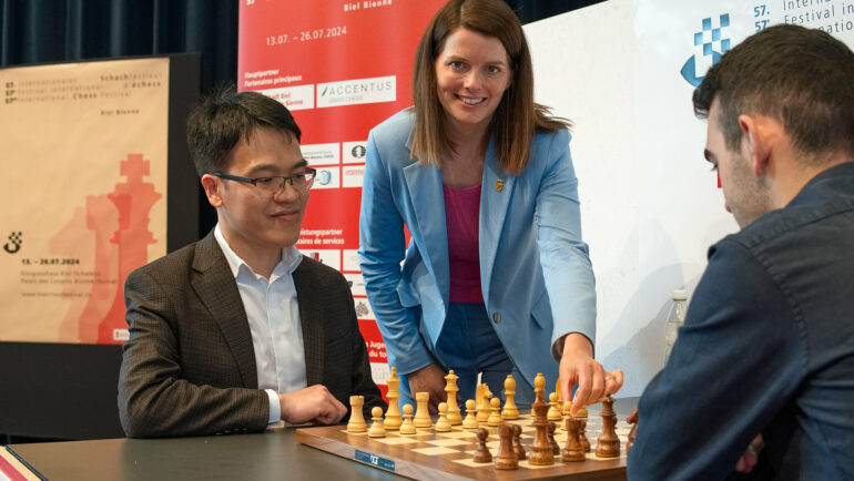 Lê Quang Liêm (trái) trước ván đấu với Haik Martirosyan tại lễ hội cờ vua Biel, Thụy Sĩ ngày 13/7/2024. Ảnh: BCF