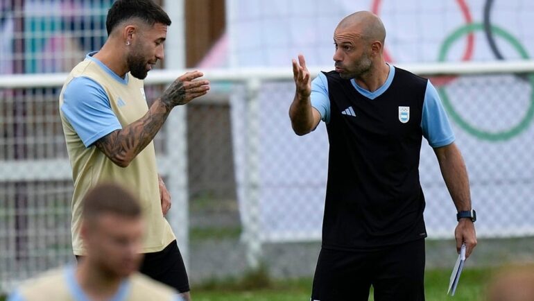 HLV Mascherano trao đổi với đội trưởng Otamendi (trái) trên sân tập của đội Olympic Argentina tại Lyon ngày 22/7. Ảnh: AP