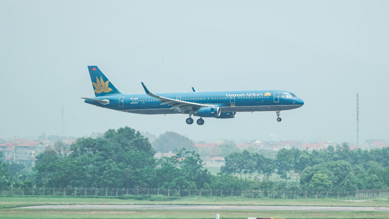 Một máy bay Vietnam Airlines đang hạ cánh tại sân bay Nội Bài. Ảnh: Lưu Quý