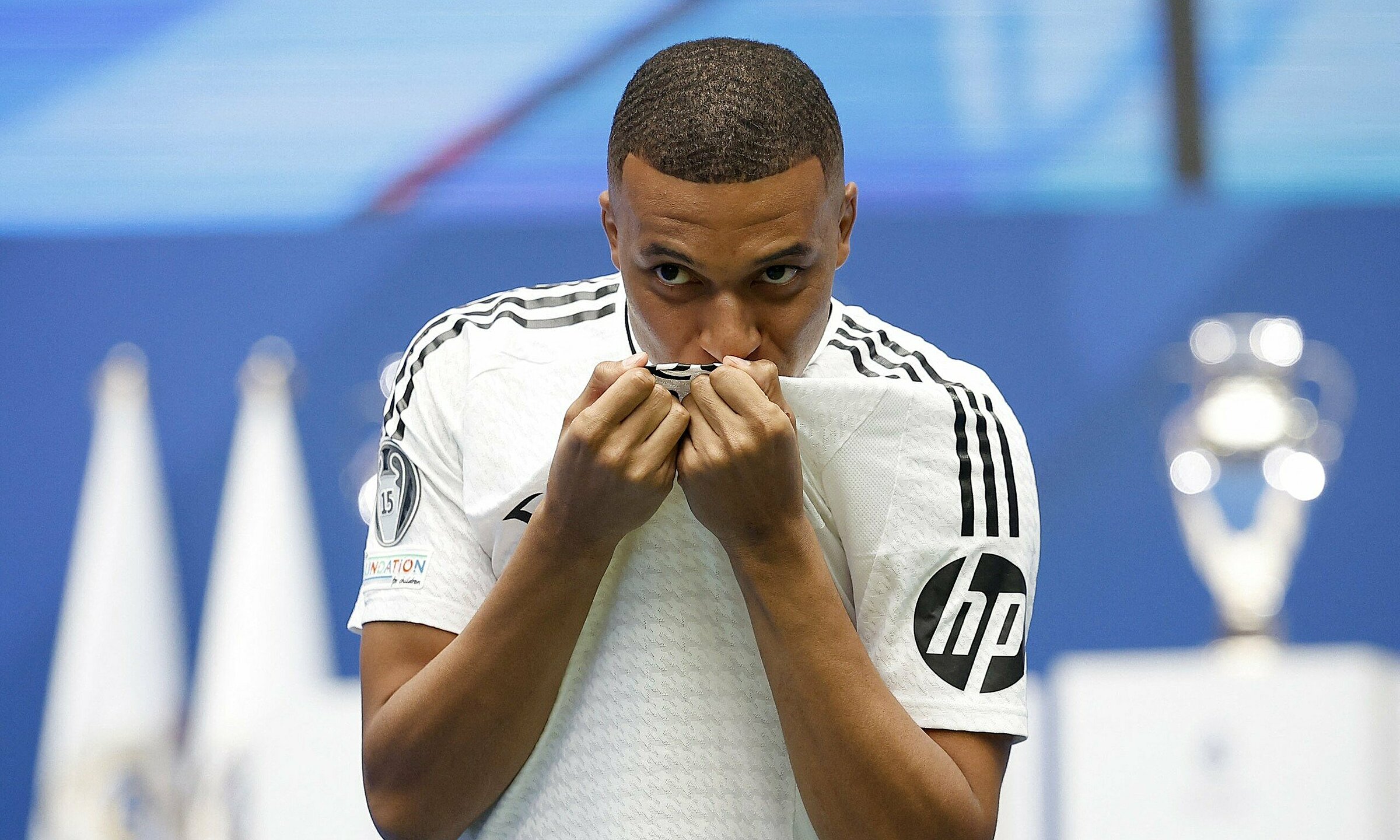 Kylian Mbappe hôn lên biểu tượng Real Madrid khi ra mắt khán giả ở Bernabeu, thành phố Madrid, Tây Ban Nha ngày 16/7/2024. Ảnh: Reuters