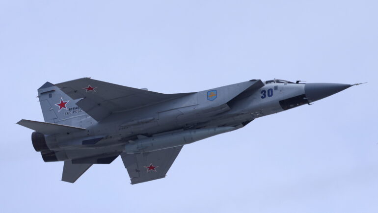 Phi cơ MiG-31 của Nga bay phía trên Quảng trường Đỏ, thủ đô Moskva ngày 7/5/2022. Ảnh: Reuters