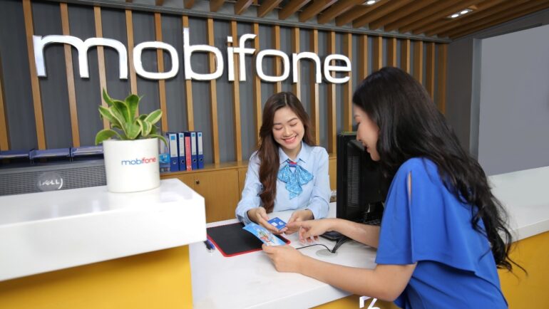 Nhân viên MobiFone tư vấn gói cước cho khách hàng. Ảnh: MobiFone