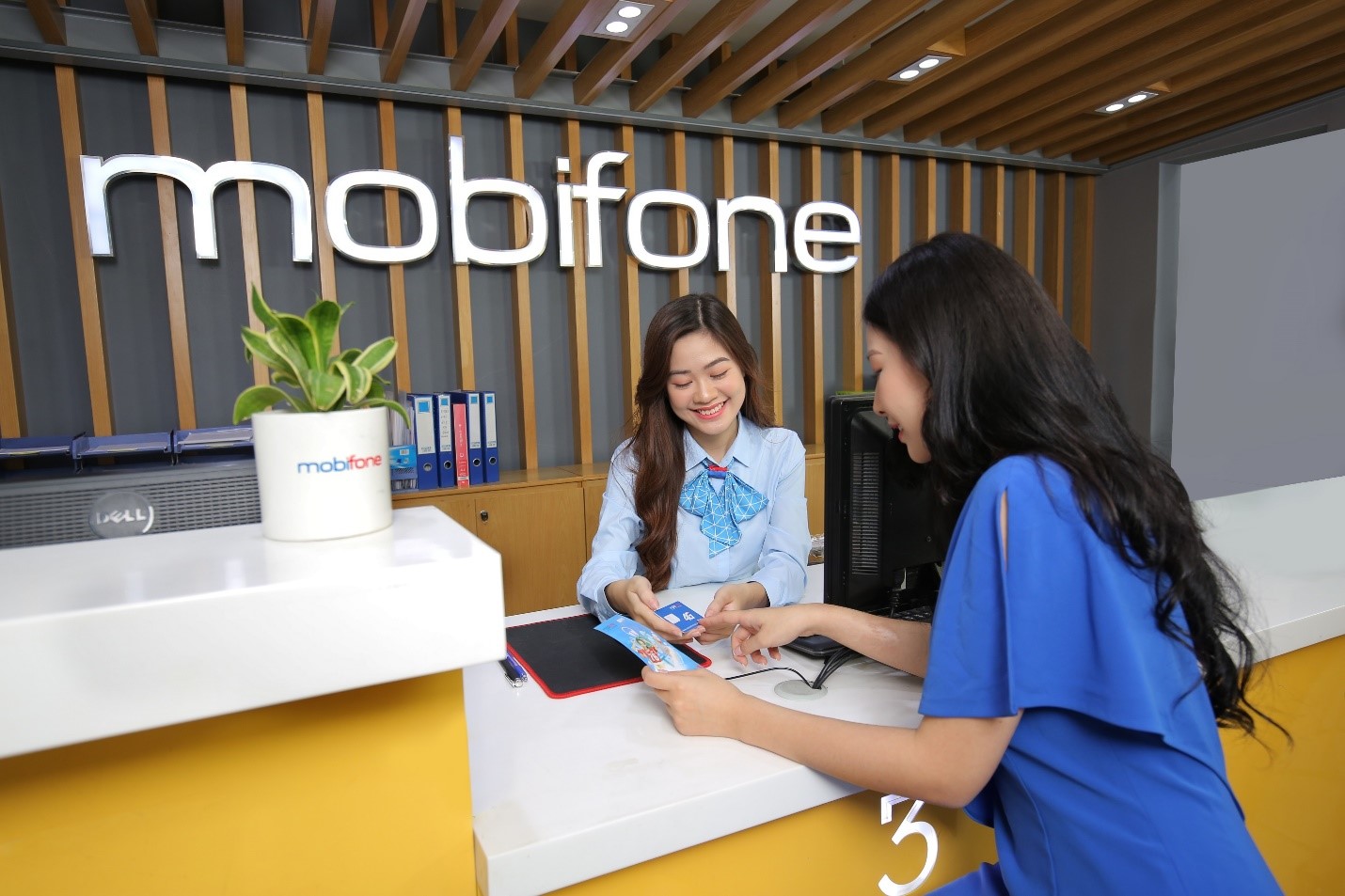 Nhân viên MobiFone tư vấn gói cước cho khách hàng. Ảnh: MobiFone