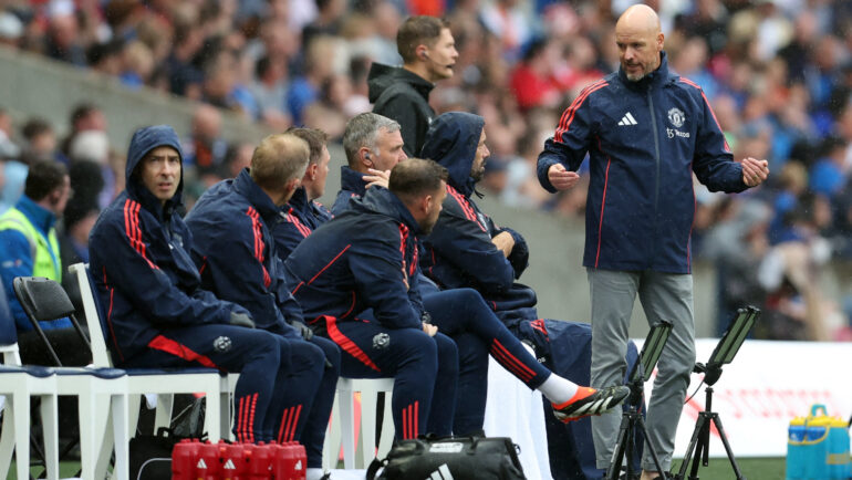 HLV Erik Ten Hag đứng nói chuyện với các trợ lý trong trận giao hữu Man Utd 2-0 Rangers hôm 20/7. Ảnh: Reuters