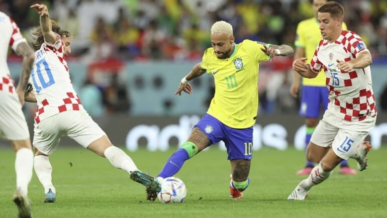 Neymar (giữa) đi bóng trong trận tứ kết World Cup 2022, Brazil - Croatia. Ảnh: Xinhua