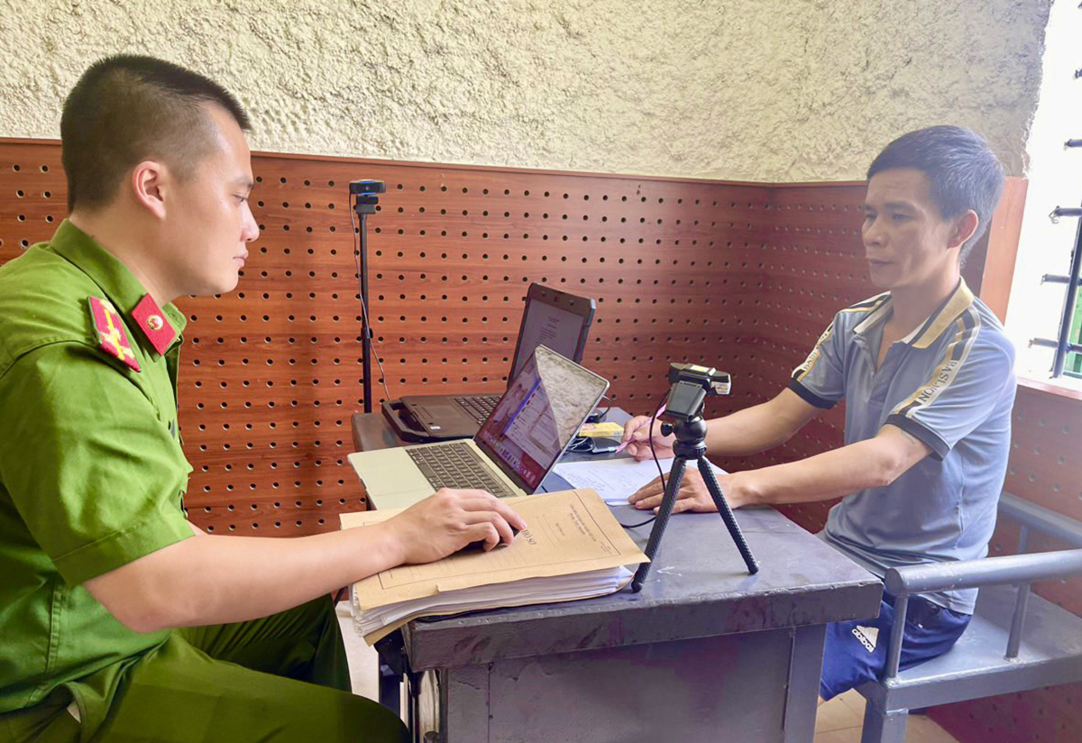 Nghi can Giang (góc phải) tại cơ quan điều tra. Ảnh: Đức Quang