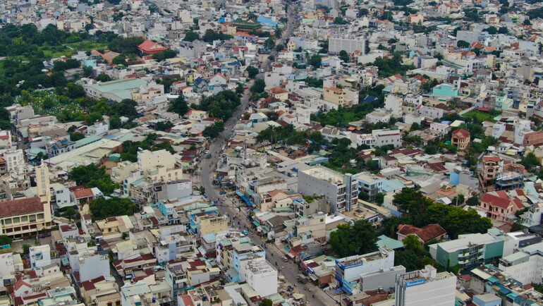 Dọc hai bên đường Nguyễn Thị Định, người dân đang giải toả nhà để chuẩn bị triển khai dự án mở rộng, ngày 25/7. Ảnh: Gia Minh