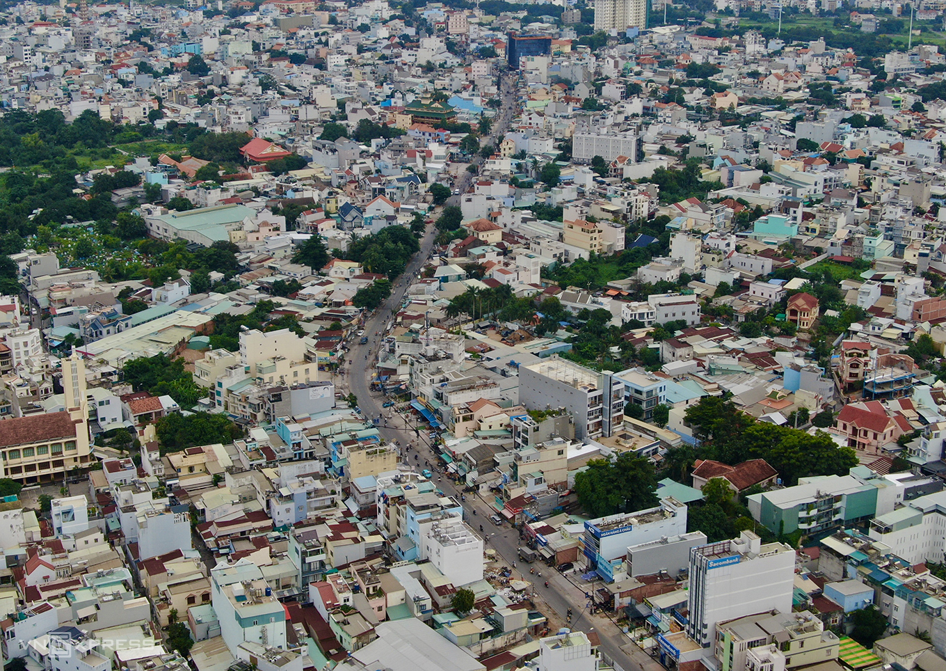 Dọc hai bên đường Nguyễn Thị Định, người dân đang giải toả nhà để chuẩn bị triển khai dự án mở rộng, ngày 25/7. Ảnh: Gia Minh