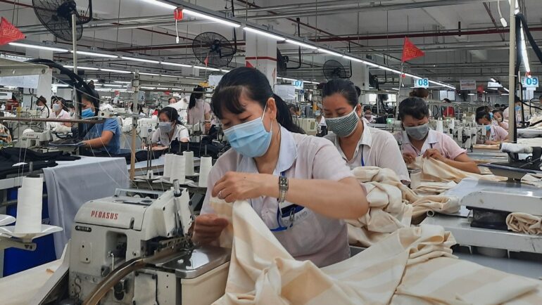 Công nhân Nobland trong giờ sản xuất. Ảnh: Lê Tuyết