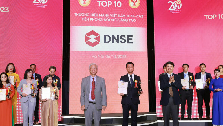 Ông Nguyễn Hoàng Việt, Phó tổng giám đốc DNSE nhận danh hiệu Top 10 Thương hiệu mạnh – Tiên phong đổi mới sáng tạo. Ảnh: DNSE
