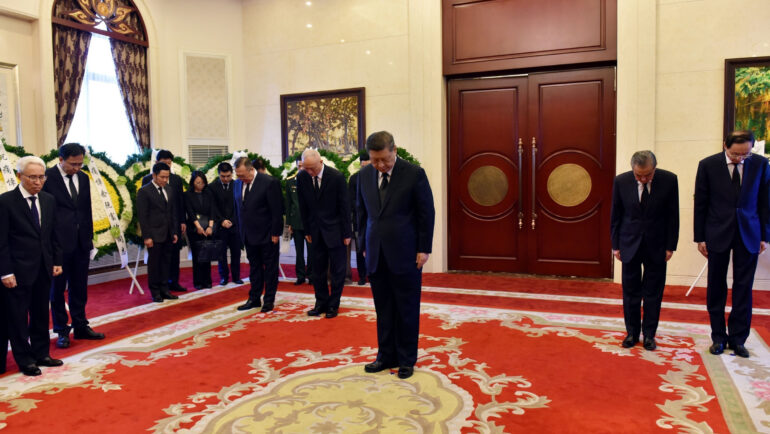 Ông Tập và đoàn lãnh đạo cấp cao Trung Quốc đến viếng Tổng bí thư Nguyễn Phú Trọng ở Đại sứ quán Việt Nam tại Bắc Kinh hôm 20/7. Ảnh: TTXVN