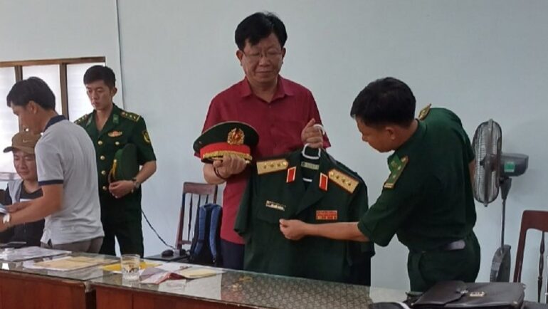 Ông Thắng bị cán bộ biên phòng và công an kiểm tra quân phục giả. Ảnh: Đức Minh