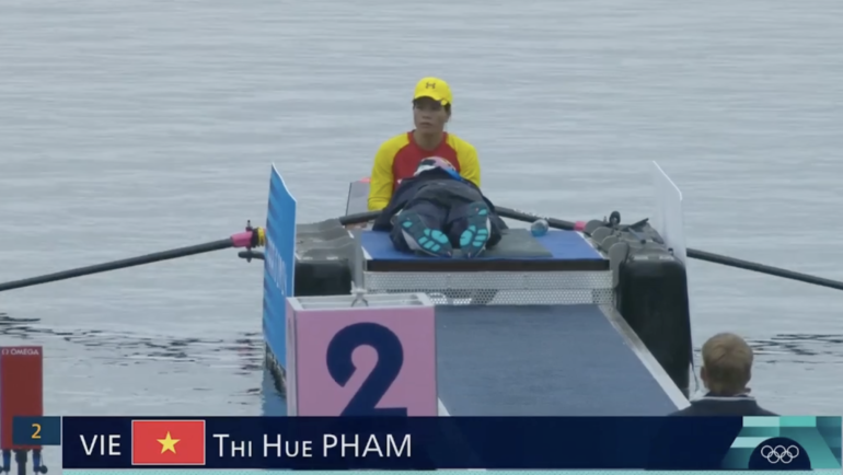Phạm Thị Huệ trước khi thi đấu vòng loại thuyền đơn nữ rowing Olympic Paris 2024 chiều 27/7.