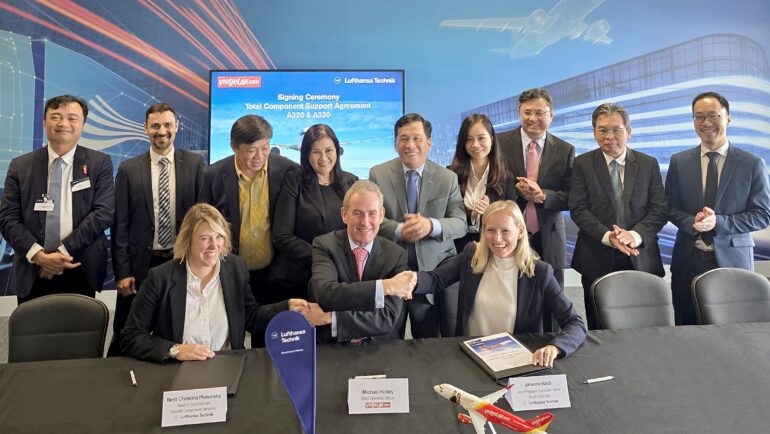 Ông Michael Hickey (giữa) - Phó tổng giám đốc vận hành Vietjet – bắt tay với các đại diện Lufthansa Technik sau nghi thức ký kết hôm 24/7. Ảnh: Tài Nguyên