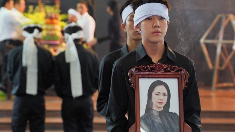 Con trai cầm di ảnh nghệ sĩ Bùi Phương Nga.