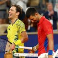 Djokovic (phải) và Ebden trao đổi vui vẻ trên lưới, sau trận vòng một Olympic trên sân Philippe Chatrier ở tổ hợp Roland Garros, Paris hôm 27/7. Ảnh: Reuters