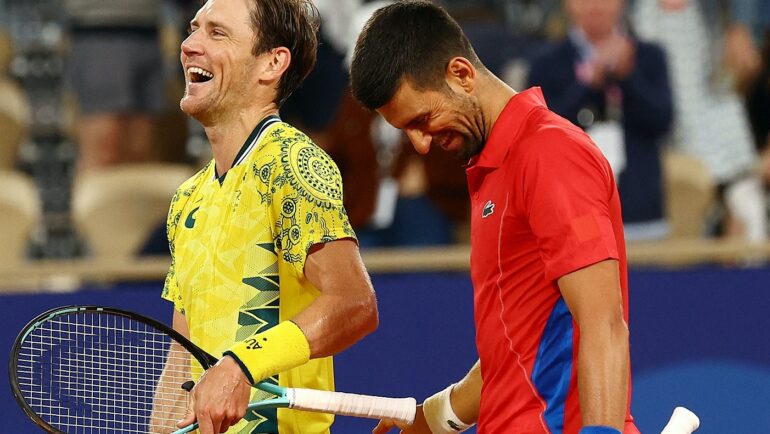 Djokovic (phải) và Ebden trao đổi vui vẻ trên lưới, sau trận vòng một Olympic trên sân Philippe Chatrier ở tổ hợp Roland Garros, Paris hôm 27/7. Ảnh: Reuters