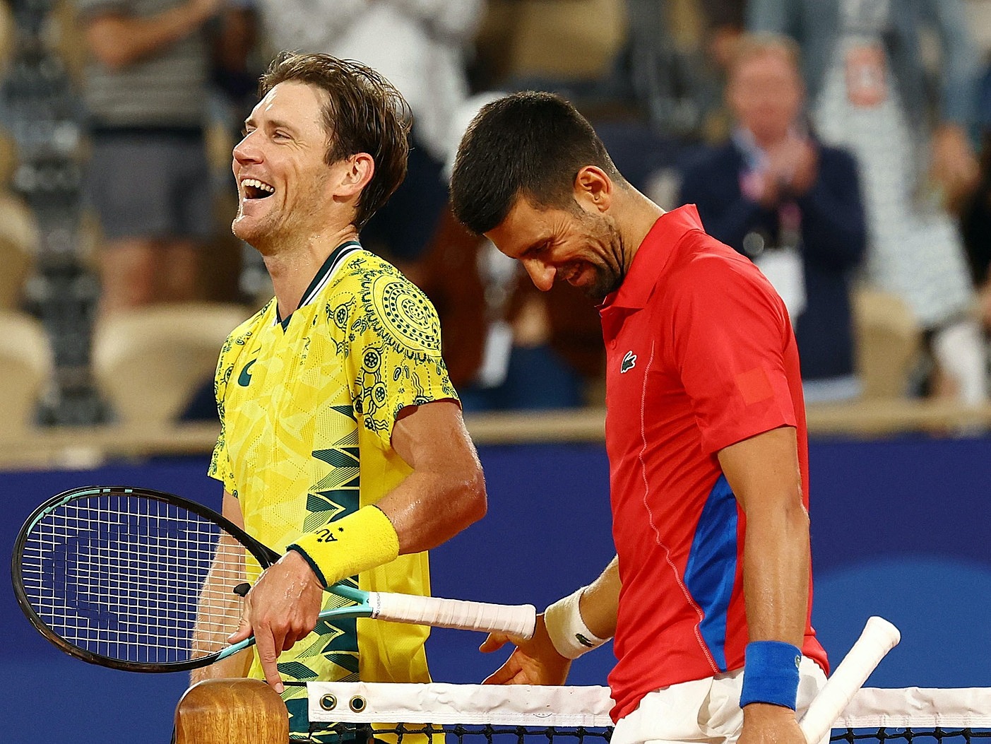 Djokovic (phải) và Ebden trao đổi vui vẻ trên lưới, sau trận vòng một Olympic trên sân Philippe Chatrier ở tổ hợp Roland Garros, Paris hôm 27/7. Ảnh: Reuters