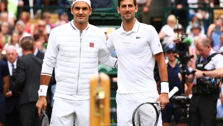 Federer (trái) và Djokovic trong trận chung kết Wimbledon 2019, nơi Djokovic thắng sau năm set. Ảnh: Reuters