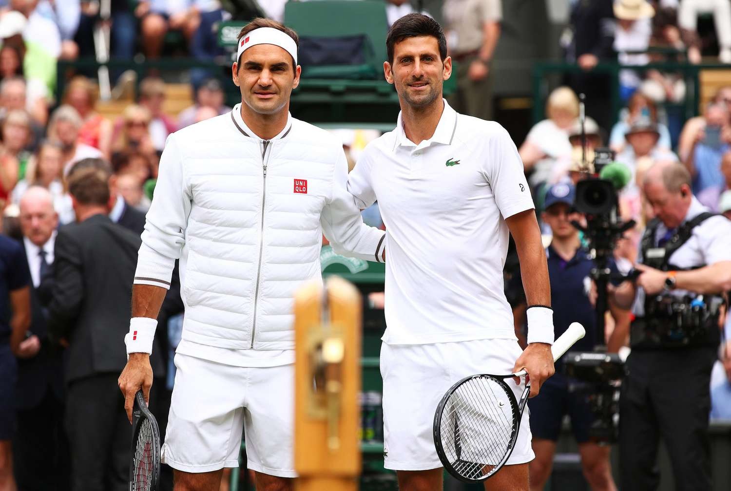 Federer (trái) và Djokovic trong trận chung kết Wimbledon 2019, nơi Djokovic thắng sau năm set. Ảnh: Reuters