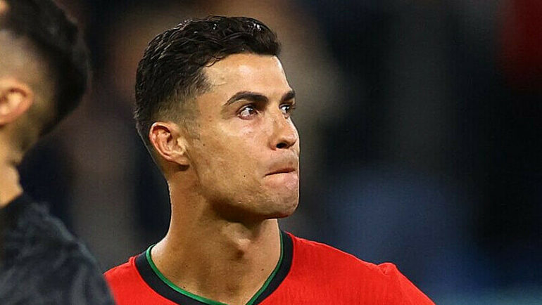 Cristiano Ronaldo sau trận Bồ Đào Nha thua Pháp trên loạt đá luân lưu vòng tứ kết Euro, sân Volkspark, thành phố Hamburg, Đức tối 5/7/2024. Ảnh: Reuters