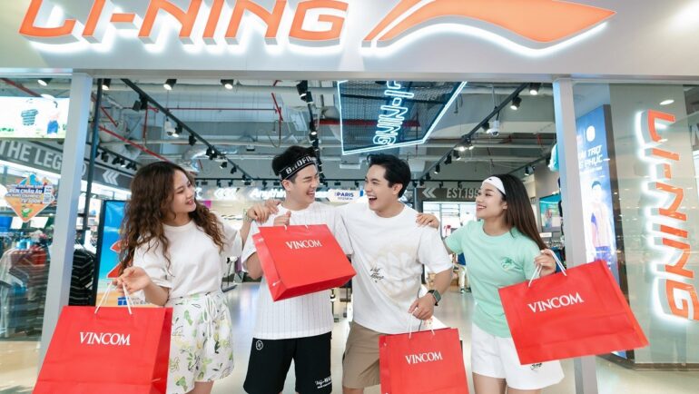 Các thương hiệu thời trang nổi tiếng như Zara, H&M, Adidas, Anta... góp mặt với hàng loạt ưu đãi lên đến 50%. Ảnh: Vincom