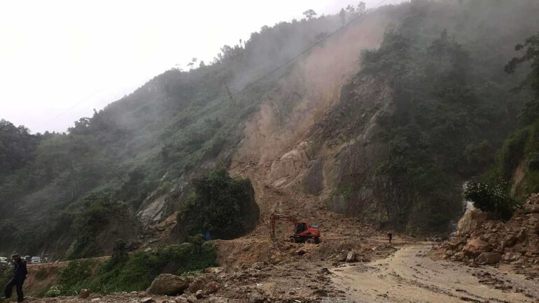 Tỉnh lộ 177 từ Tân Quang đi Hoàng Su Phì nhiều điểm sạt lở. Ảnh: Nguyễn Ngọc Quyến