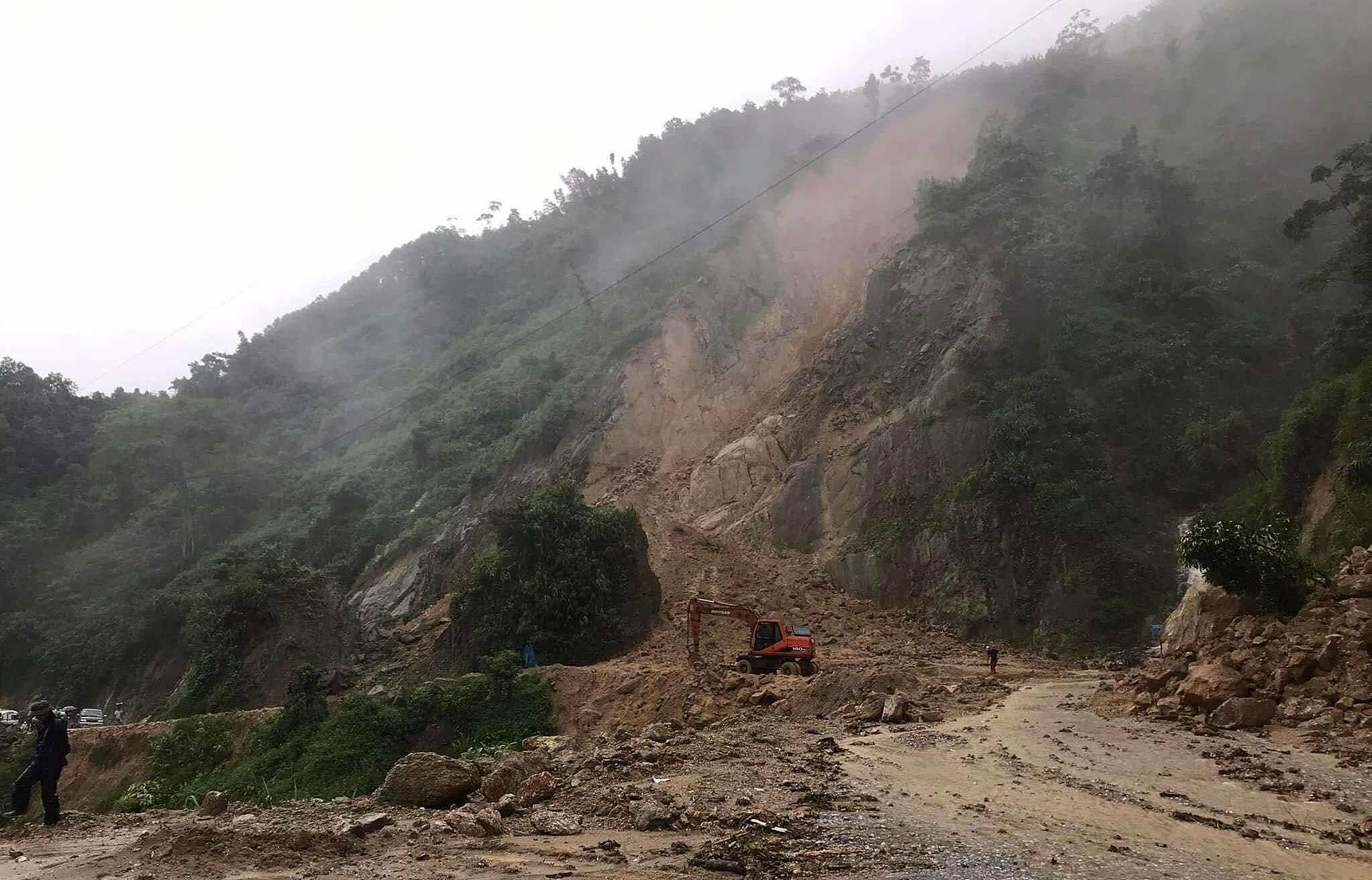 Tỉnh lộ 177 từ Tân Quang đi Hoàng Su Phì nhiều điểm sạt lở. Ảnh: Nguyễn Ngọc Quyến