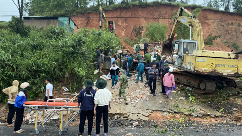 Hiện trường vụ sạt lở đất vùi lấp nhà dân ở huyện Đam Rông sáng 15/7. Ảnh: Khánh Hương