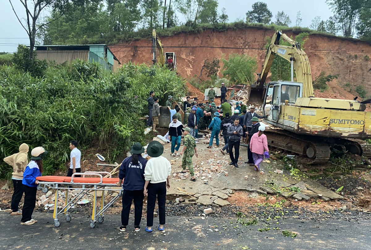 Hiện trường vụ sạt lở đất vùi lấp nhà dân ở huyện Đam Rông sáng 15/7. Ảnh: Khánh Hương