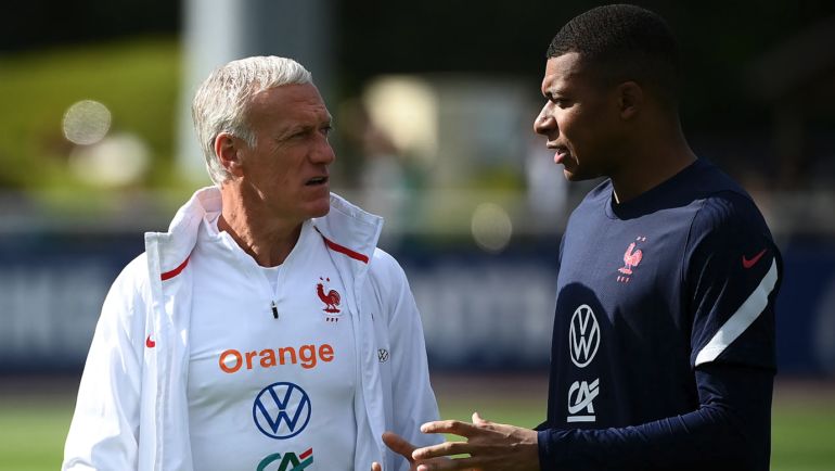 Deschamps hứa sẽ nói chuyện riêng với Mbappe để giúp tiền đạo này tìm lại phong độ. Ảnh: AFP