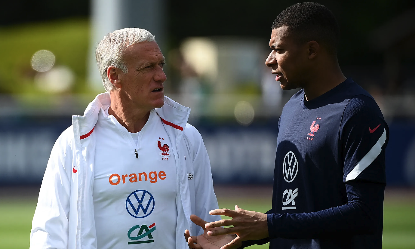 Deschamps hứa sẽ nói chuyện riêng với Mbappe để giúp tiền đạo này tìm lại phong độ. Ảnh: AFP