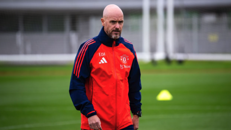 Ten Hag trong một buổi tập gần đây của Man Utd. Ảnh: Man Utd