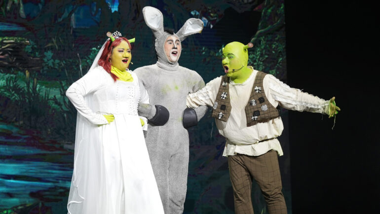 Từ phải qua: Shrek, Donkey, công chúa Fiona. Ảnh: Yên Khương