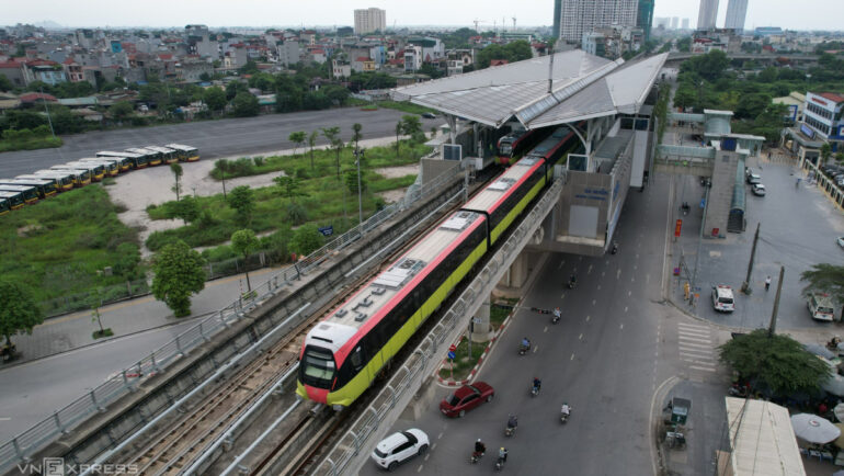 Tàu tuyến metro Nhổn - ga Hà Nội chạy thử đoạn trên cao hồi tháng 5. Ảnh: Ngọc Thành