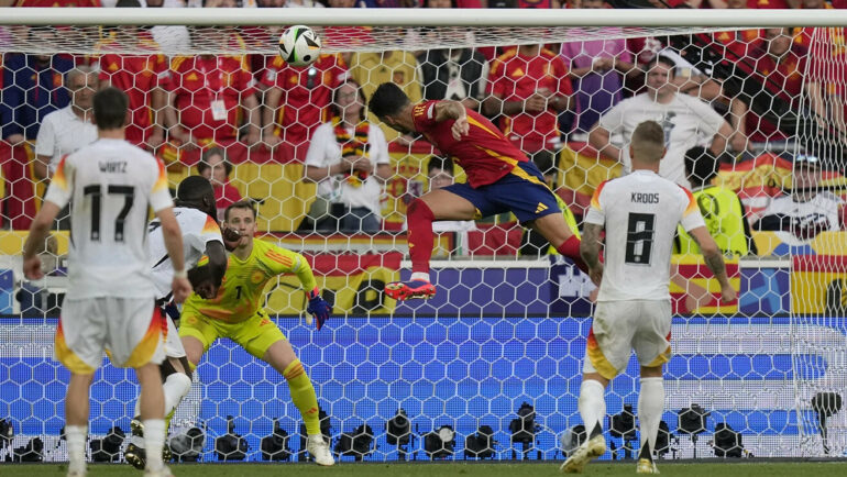 Tiền vệ Mikel Merino đánh đầu ghi bàn cho Tây Ban Nha trong trận thắng Đức 2-1 tại tứ kết Euro trên sân MHP, thành phố Stuttgart, Đức ngày 5/7/2024. Ảnh: AP