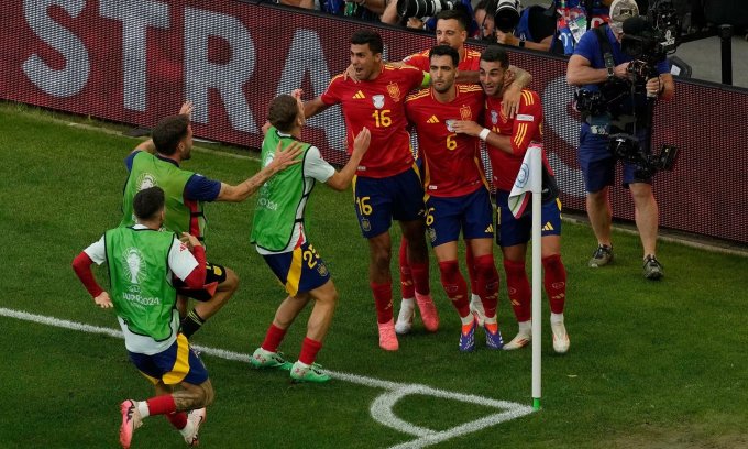 Tây Ban Nha mừng bàn quyết định của Mikel Merino (số 6) trong trận thắng Đức 2-1 trên sân MHP, thành phố Stuttgart, Đức ngày 5/7/2024. Ảnh: AP