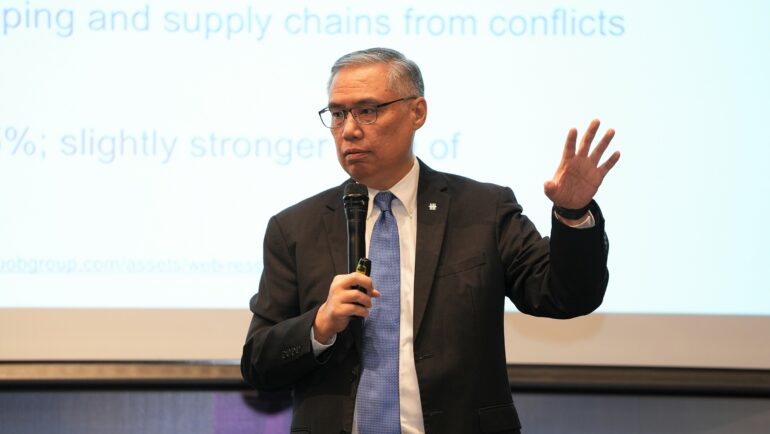 Ông Suan Teck Kin trình bày triển vọng kinh tế Việt Nam nửa cuối năm nay, ở sự kiện hôm 16/7. Ảnh: NVCC