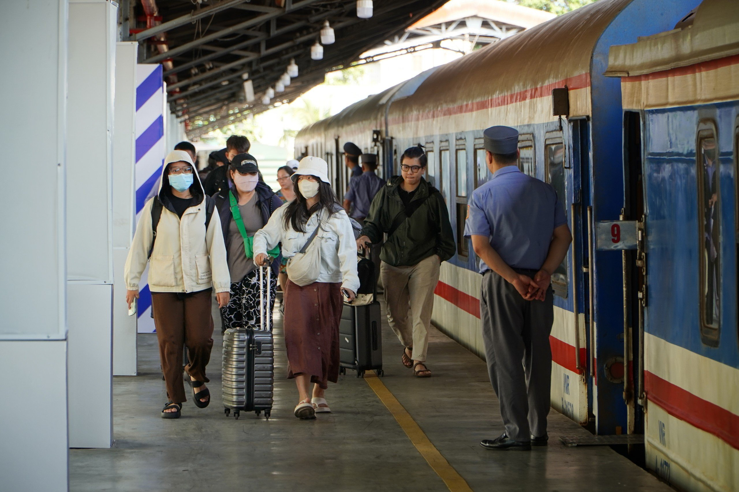 Khách hàng di chuyển lên tàu tại ga Sài Gòn (quận 3), dịp lễ 30/4/2024. Ảnh: Gia Minh