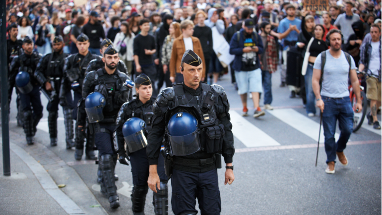 Cảnh sát chống bạo động Pháp tại một cuộc biểu tình ở Toulouse, ngày 1/7. Ảnh: AFP