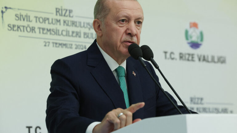 Tổng thống Thổ Nhĩ Kỳ Recep Tayyip Erdogan phát biểu tại khách sạn Ramada ở Rize vào ngày 27/4. Ảnh: AFP