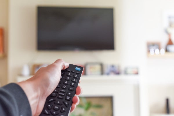 TV tắt bằng điều khiển vẫn tiêu tốn điện. Ảnh: Goodhousekeeping