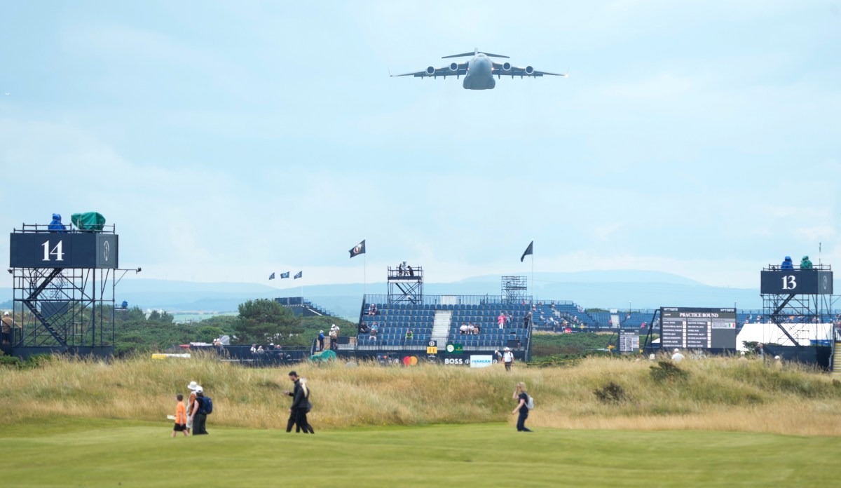 Chiếc C-17 của Không lực Hoàng gia Anh cất cánh qua sân Royal Troon par71, nơi các golfer đang đấu The Open 2024. Ảnh: Golfweek